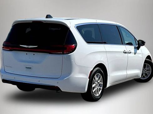 Used 2024 Chrysler Pacifica Touring-L FWD image 7