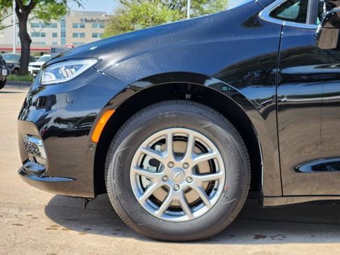 New 2026 Chrysler Pacifica Select image 6