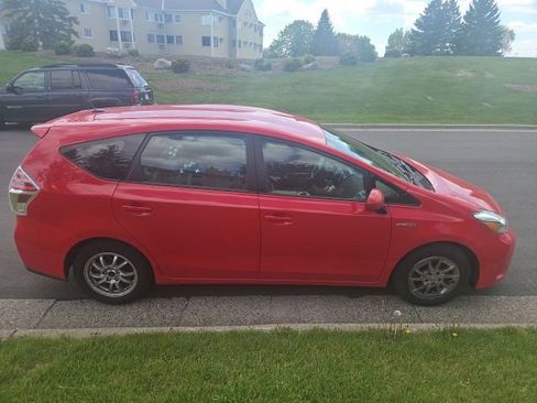Used 2017 Toyota Prius V Four FWD image 4