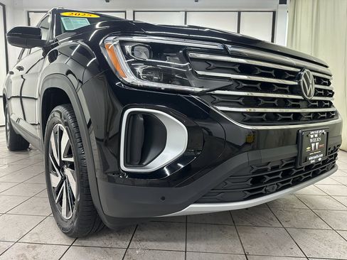 Used 2025 Volkswagen Atlas SE image 2