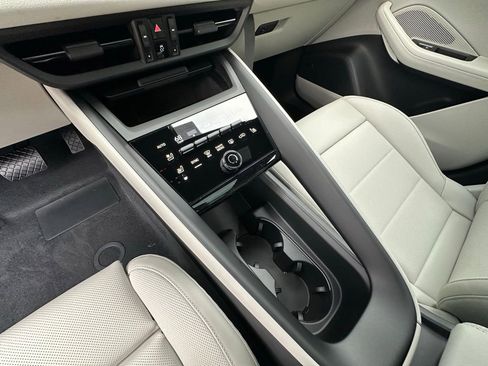 Used 2026 Porsche Macan Electric RWD image 28