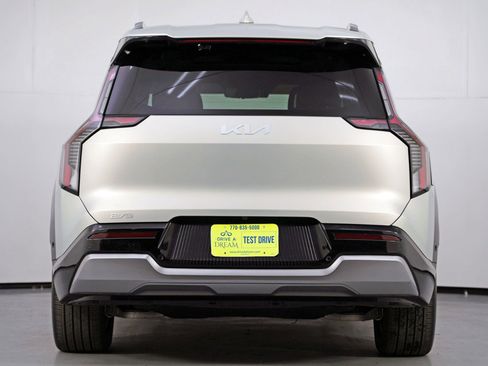 Used 2024 Kia EV9 Land image 11