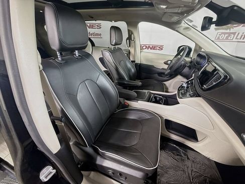Used 2023 Chrysler Pacifica Limited w/ Uconnect Theater Family Group AWD/4WD image 35