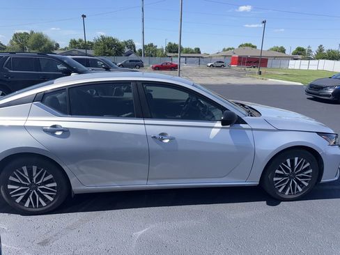 Used 2024 Nissan Altima 2.5 SV FWD image 9