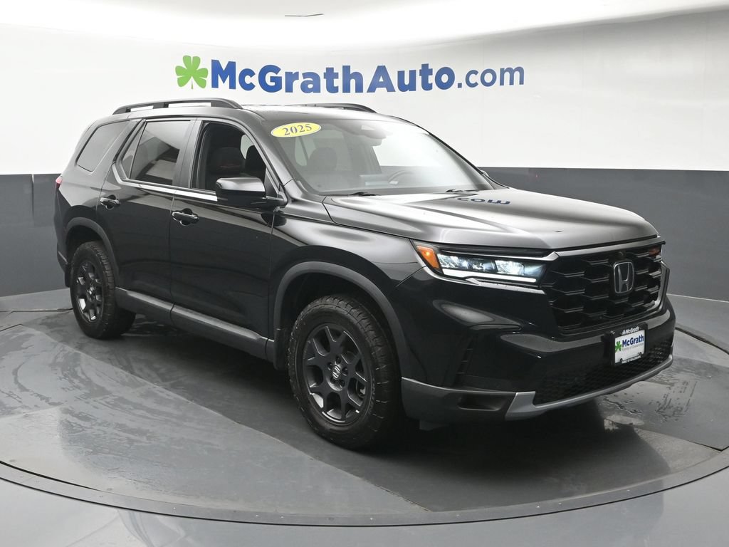 Used 2025 Honda Pilot TrailSport image 2