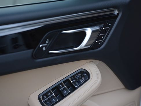 Certified 2026 Porsche Macan AWD/4WD image 14