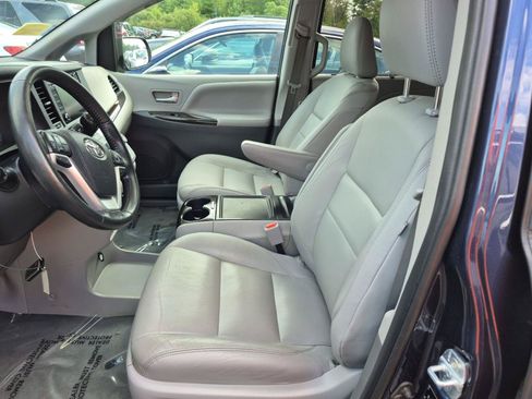 Used 2020 Toyota Sienna XLE w/ XLE Navigation Package AWD/4WD image 5