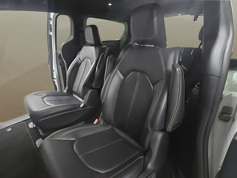 Used 2024 Chrysler Pacifica Limited FWD image 16
