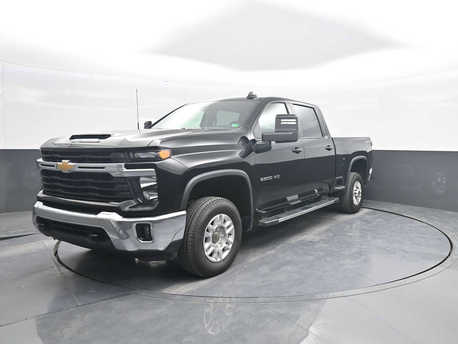Used 2025 Chevrolet Silverado 2500 LT w/ Convenience Package AWD/4WD image 4