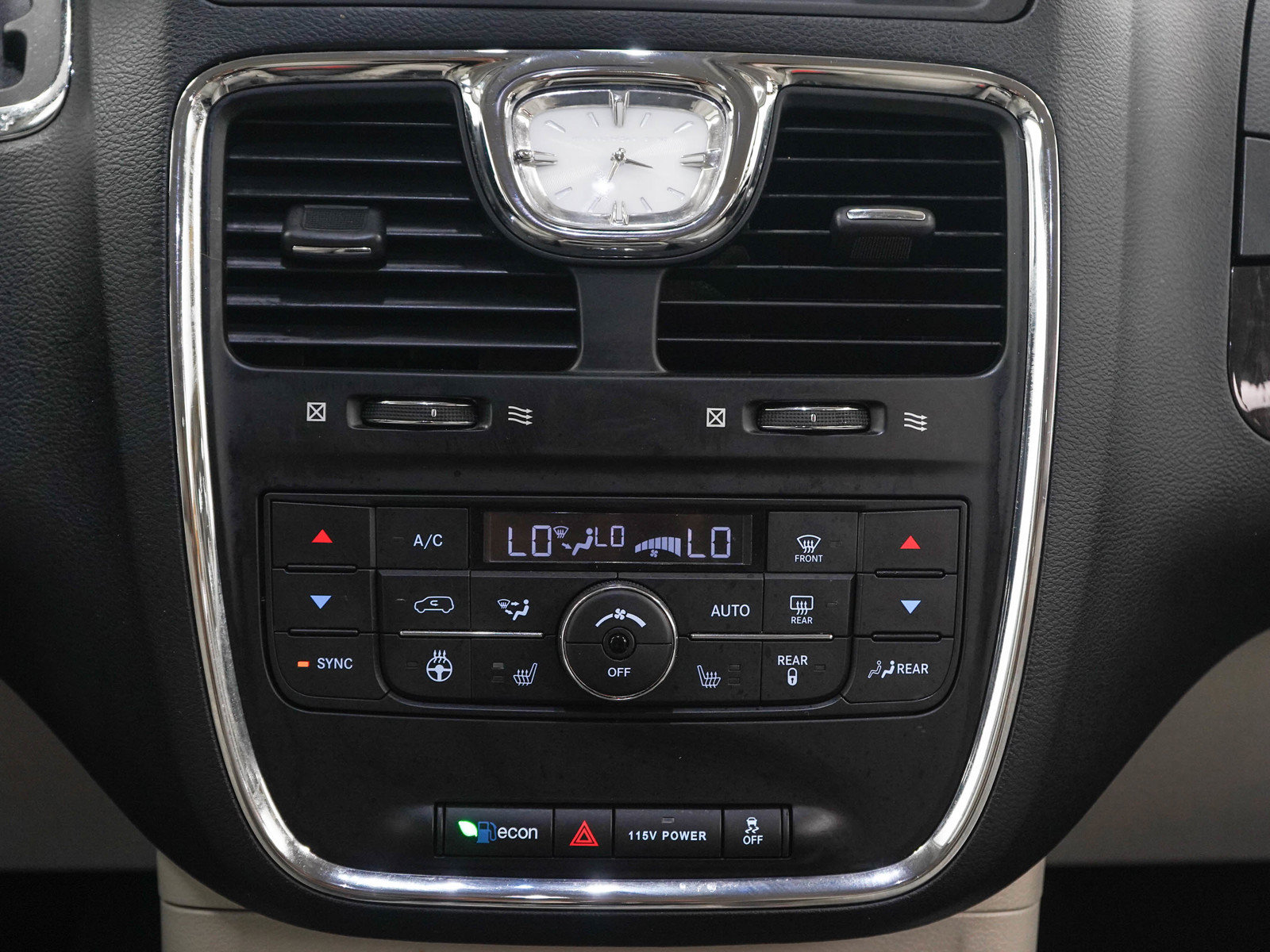 Used 2016 Chrysler Town & Country Touring-L w/ Driver Convenience Group FWD image 18