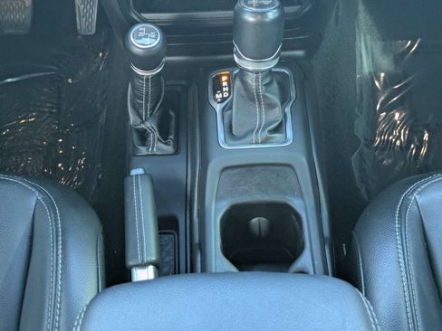 Used 2022 Jeep Wrangler Unlimited Sahara AWD/4WD image 19