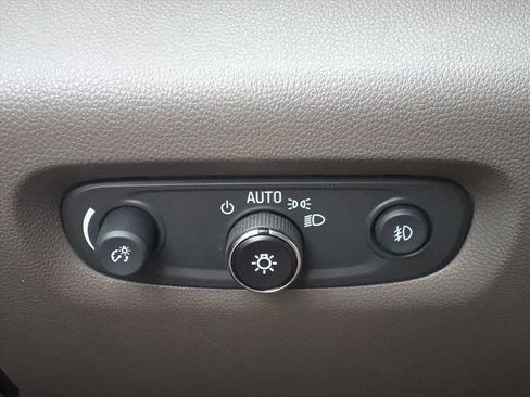 Used 2020 Chevrolet Traverse LT image 11