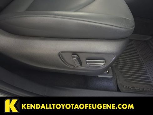 Used 2022 Toyota Highlander XLE AWD/4WD image 30