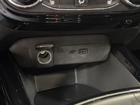 Used 2025 Chevrolet Trax RS image 36