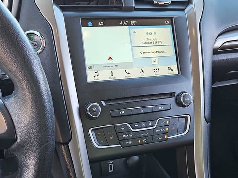 Used 2017 Ford Fusion SE w/ Fusion SE Technology Package image 28