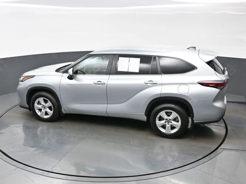 Used 2024 Toyota Highlander LE AWD/4WD image 37