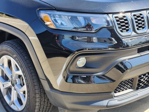 New 2025 Jeep Compass Latitude image 9