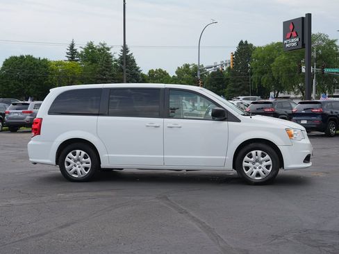 Used 2018 Dodge Grand Caravan SE w/ UConnect Hands-Free Group FWD image 2