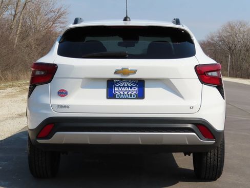 Certified 2025 Chevrolet Trax LT FWD image 10