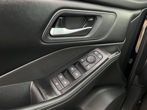 Used 2025 Nissan Rogue SV FWD image 19