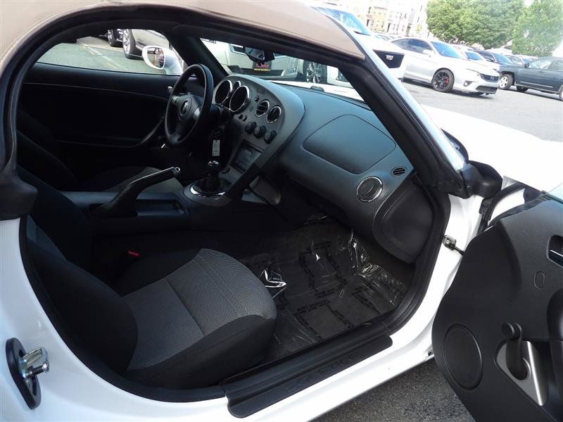 Used 2009 Pontiac Solstice Convertible RWD image 12