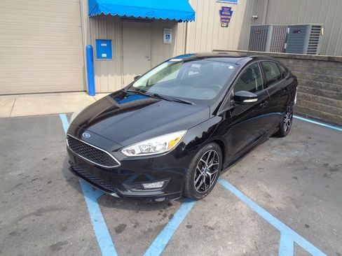 Used 2016 Ford Focus SE w/ SE Sport Package FWD image 3