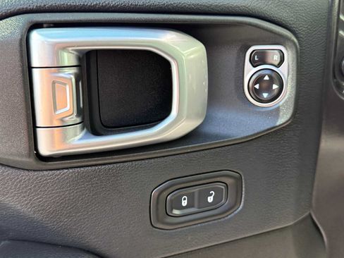 Used 2018 Jeep Wrangler Unlimited Sahara AWD/4WD image 14