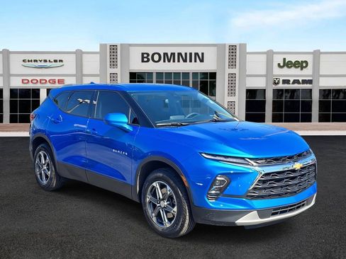 Used 2025 Chevrolet Blazer LT image 2