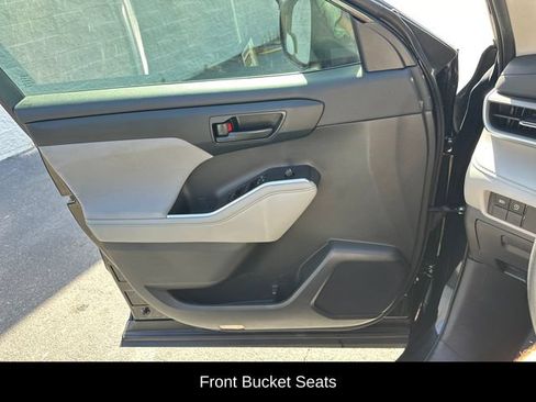 Used 2023 Toyota Highlander L FWD image 28