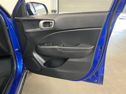 Used 2025 Hyundai Venue SEL FWD image 12