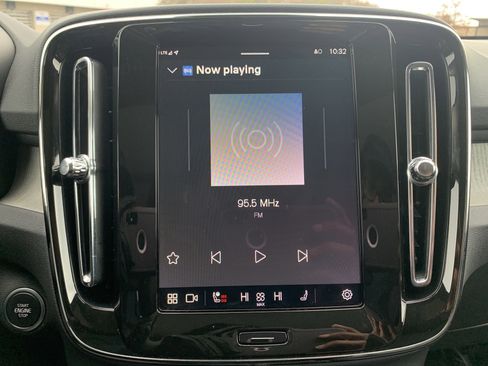 Used 2025 Volvo XC40 B5 Core image 23