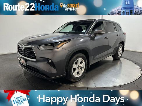 Used 2023 Toyota Highlander LE image 1