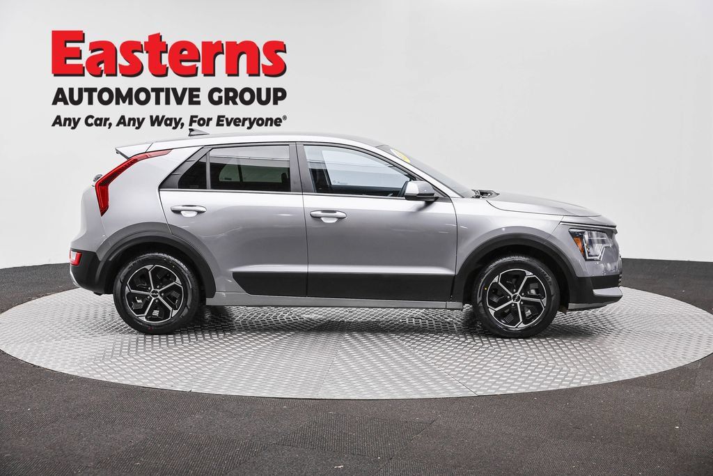 Used 2025 Kia Niro LX FWD image 3