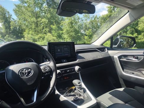 Used 2020 Toyota RAV4 XLE w/ XLE Grade Weather Package AWD/4WD image 9