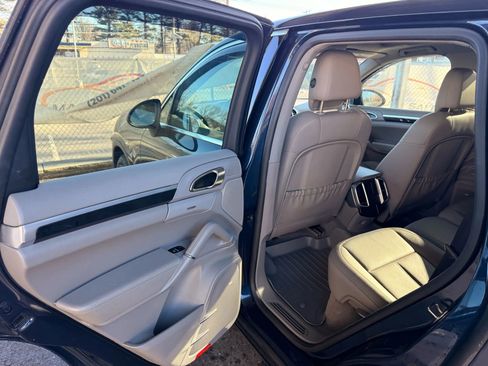 Used 2014 Porsche Cayenne Platinum Edition image 17