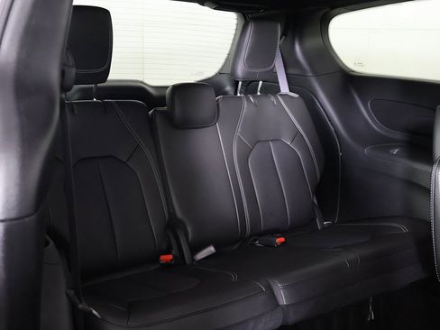 Used 2025 Chrysler Pacifica Select image 30