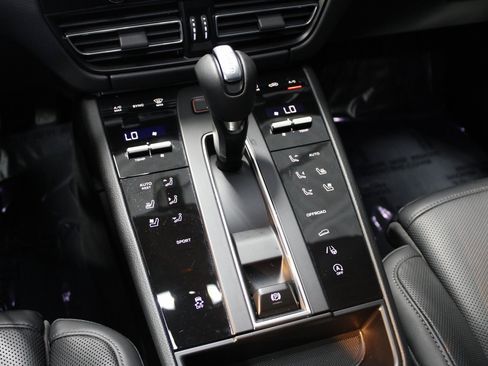 Certified 2025 Porsche Macan image 32