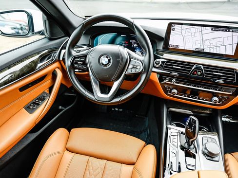 Used 2021 BMW 530e w/ Parking Assistance Package image 14