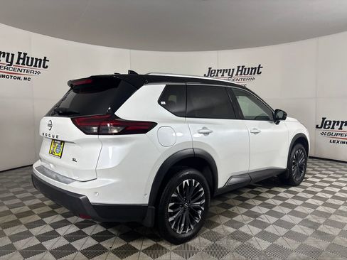 Used 2025 Nissan Rogue SL w/ Tech Package FWD image 4