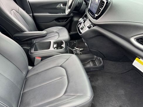 Used 2025 Chrysler Pacifica Select AWD/4WD image 21