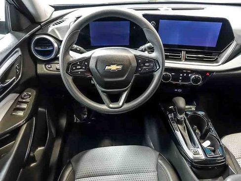 Certified 2025 Chevrolet Trax LT FWD image 16