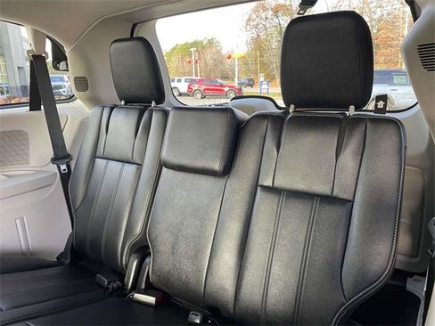 Used 2014 Chrysler Town & Country Touring image 11