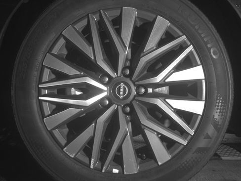Used 2025 Nissan Altima 2.5 SV FWD image 12