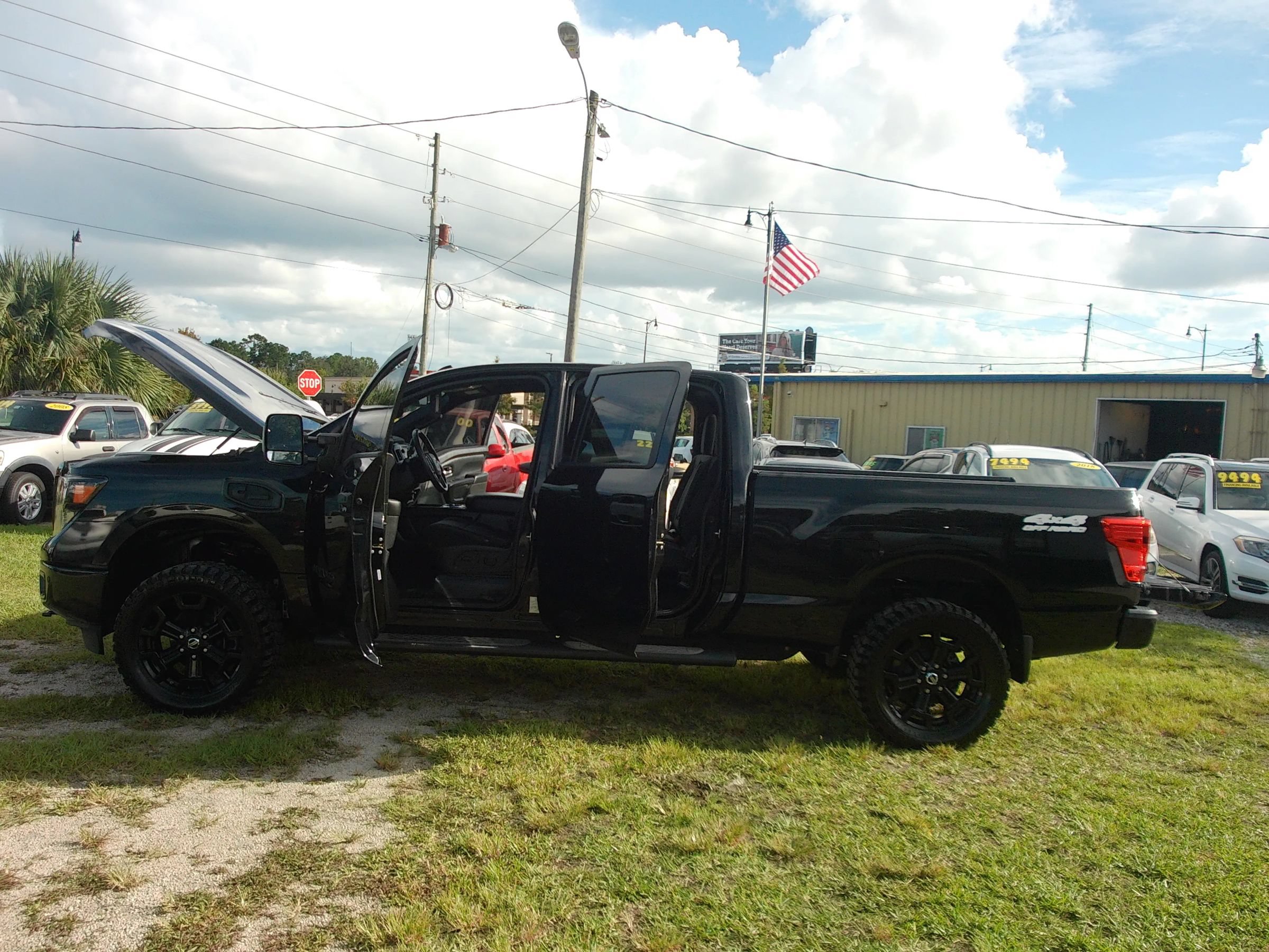 Used 2018 Nissan Titan SV w/ SV Convenience Package AWD/4WD image 9