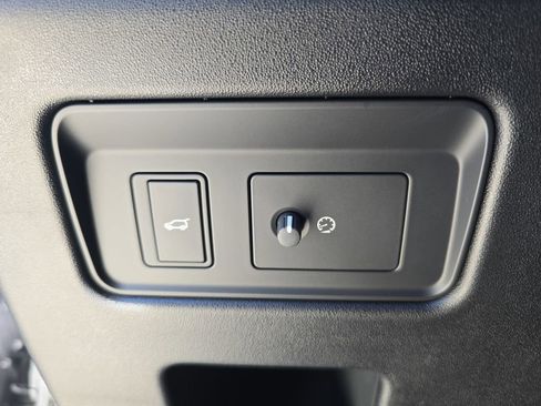 New 2026 Land Rover Discovery S image 28