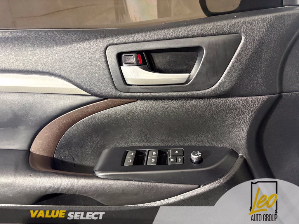 Used 2018 Toyota Highlander XLE AWD/4WD image 18