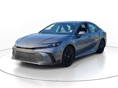 Used 2025 Toyota Camry SE FWD image 3