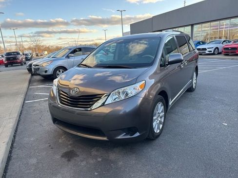 Used 2012 Toyota Sienna LE image 2