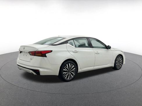 Used 2025 Nissan Altima 2.5 SV FWD image 9