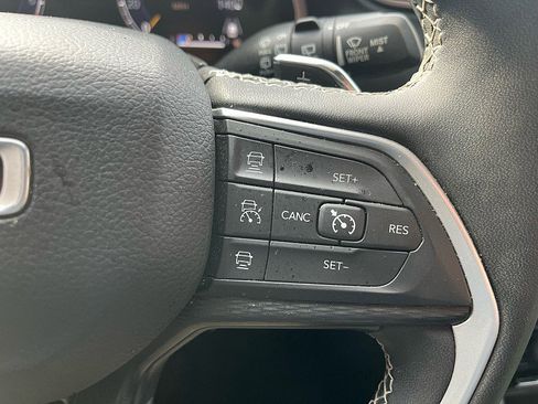 Used 2023 Jeep Grand Cherokee Laredo image 13